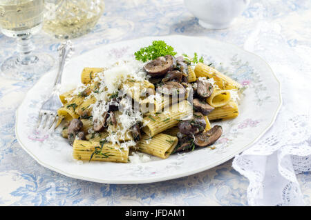 Penne Rigate mit Pilzen auf einer Platte Stockfoto