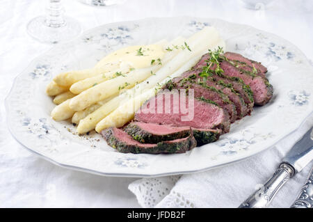 Roastbeef mit weißem Spargel auf dem Teller Stockfoto