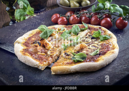 Pizza mit Meeresfrüchten auf ald Trägerfolie Stockfoto