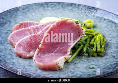 Thunfisch Tataki mit grünem Spargel Stockfoto