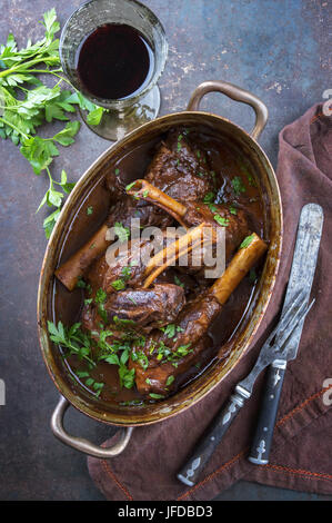 Langsam gekochte Lammkeule in Rotweinsauce Stockfoto