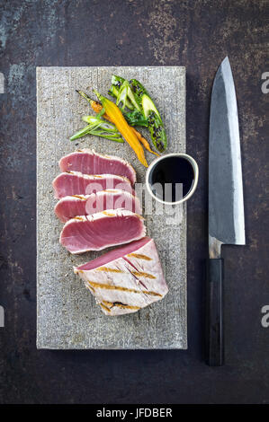 Thunfisch Steak mit Gemüse Stockfoto