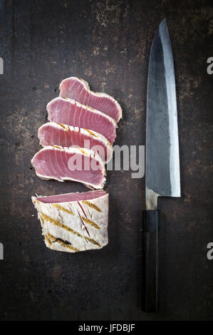 Thunfisch Steak auf alte Blech Stockfoto