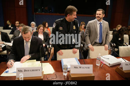 Deputy Executive Assistant Commissioner, Office of Field Operations, John Wagner und Dept. of Homeland Security, Ermittlungen Regieassistent bei National Security Division, Clark setzt sich Gespräch kurz vor bezeugen vor House Committee on Homeland Security, Unterausschuss Grenze und Sicherheit im Seeverkehr, während einer Anhörung mit dem Titel ÒVisa überzieht: A Lücke in der NationÕs Grenze SecurityÓ in Washington, D.C., Mai 23 , 2017. Auf der linken Seite abgebildet ist Department of Homeland Security, Office Politik Acting Assistant Secretary for Border, Einwanderung und Handel, Michael Dougherty. US-Zoll Stockfoto