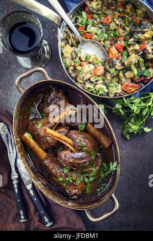 Langsam gekochte Lammkeule in Rotweinsauce Stockfoto