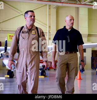 U.S. Customs and Border Protection handeln Deputy Commissioner Ronald D. Vitiello besucht Zweiges New Orleans Luft. Immer informierte über Aktivitäten und halten ein Rathaus mit Mitarbeitern, 25. Mai 2017. Höflichkeit Erik J. Modisett Stockfoto