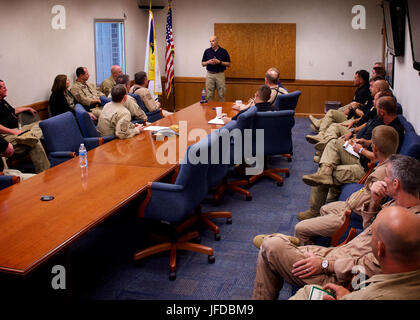 U.S. Customs and Border Protection handeln Deputy Commissioner Ronald D. Vitiello besucht Zweiges New Orleans Luft. Immer informierte über Aktivitäten und halten ein Rathaus mit Mitarbeitern, 25. Mai 2017. Höflichkeit Erik J. Modisett Stockfoto