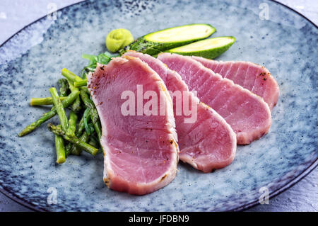 Thunfisch Tataki mit grünen Baby Spargel Stockfoto