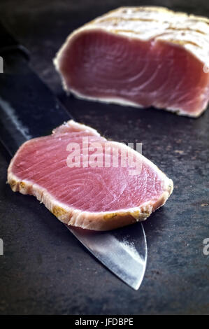 Thunfisch Tataki Steak auf alte Blech Stockfoto