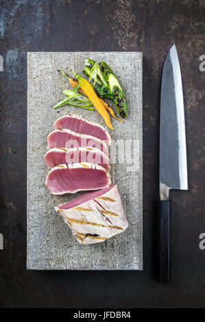 Thunfisch Steak mit Gemüse auf Stein Fach Stockfoto