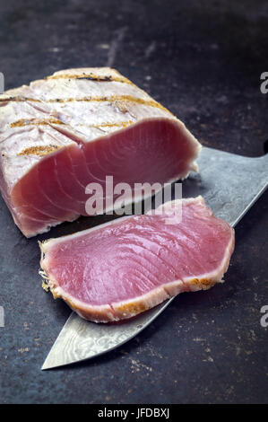 Thunfisch Tataki Steak auf alte Blech Stockfoto