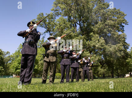 Eine Kontingent der Strafverfolgungsbehörden Feuer ihre Gewehre während Salutschüssen zum Ende des National Peace Officers Trauerfeier in Washington, D.C., 15. Mai 2017. US Customs and Border Protection Stockfoto