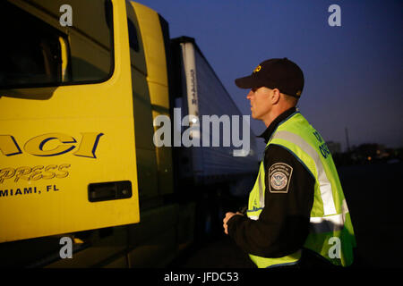 Offiziere mit der U.S. Customs and Border Protection, Office of Field Operations, führen nicht-intrusive Nachprüfungen in den Hafen von Boston vor dem Segeln Boston 2017 Event, 17. Juni 2017. US Customs and Border Protection Stockfoto