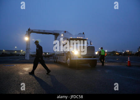 Offiziere mit der U.S. Customs and Border Protection, Office of Field Operations, führen nicht-intrusive Nachprüfungen in den Hafen von Boston vor dem Segeln Boston 2017 Event, 17. Juni 2017. US Customs and Border Protection Stockfoto