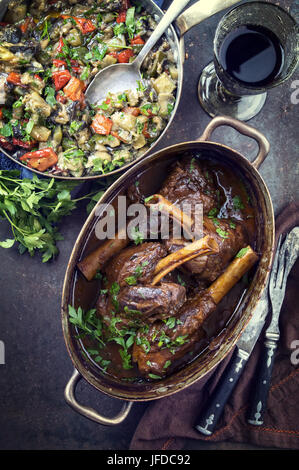 Langsam gekochte Lammkeule in Rotweinsauce Stockfoto