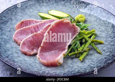 Thunfisch Tataki mit grünem Spargel Stockfoto