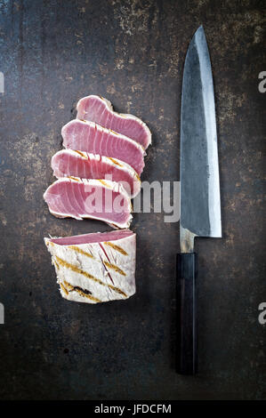 Thunfisch Steak auf alte Blech Stockfoto