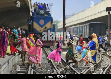 Die Menschen haben begonnen, um zurück in die Hauptstadt nach den Eid Ferien am Kamalapur, 29. Juni 2017 zu streamen. Foto: Firoz Ahmed, Dhaka, Bangladesch Stockfoto