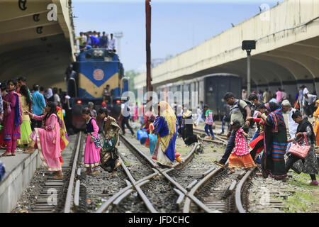 Die Menschen haben begonnen, um zurück in die Hauptstadt nach den Eid Ferien am Kamalapur, 29. Juni 2017 zu streamen. Foto: Firoz Ahmed, Dhaka, Bangladesch Stockfoto