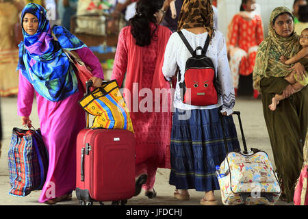 Die Menschen haben begonnen, um zurück in die Hauptstadt nach den Eid Ferien am Sadarghat, 29. Juni 2017 zu streamen. Foto: Firoz Ahmed, Dhaka, Bangladesch Stockfoto