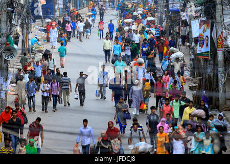 Die Menschen haben begonnen, um zurück in die Hauptstadt nach den Eid Ferien am Sadarghat, 30. Juni 2017 zu streamen. Foto: Firoz Ahmed, Dhaka, Bangladesch Stockfoto