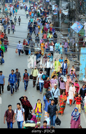 Die Menschen haben begonnen, um zurück in die Hauptstadt nach den Eid Ferien am Sadarghat, 30. Juni 2017 zu streamen. Foto: Firoz Ahmed, Dhaka, Bangladesch Stockfoto