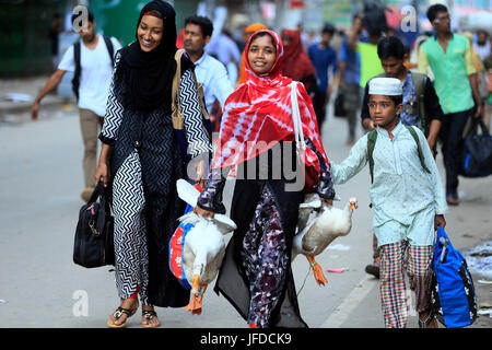 Die Menschen haben begonnen, um zurück in die Hauptstadt nach den Eid Ferien am Sadarghat, 30. Juni 2017 zu streamen. Foto: Firoz Ahmed, Dhaka, Bangladesch Stockfoto