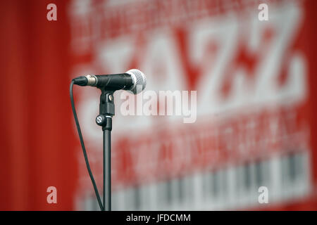 Einsamer Mikrofon auf der Bühne beim Montreal International Jazz Festival Stockfoto