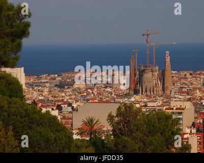 Blick auf Skyline und Sagrada Familia Barcelona bei Sonnenuntergang Stockfoto