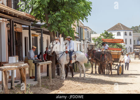 El Rocio, Spanien – 2. Juni 2017: Landschaft in El Rocio während der Wallfahrt Romeria 2017. Provinz Huelva, Andalusien, Spanien Stockfoto
