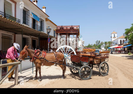 El Rocio, Spanien – 2. Juni 2017: Landschaft in El Rocio während der Wallfahrt Romeria 2017. Provinz Huelva, Andalusien, Spanien Stockfoto