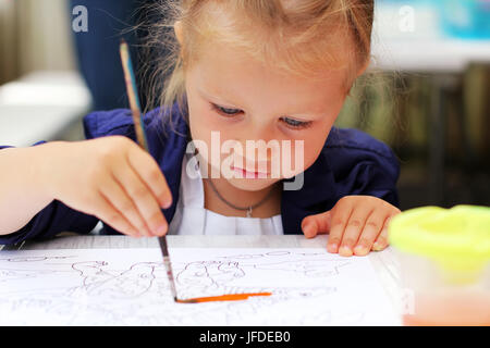 Süße kleine Mädchen Malerei Aquarelle Stockfoto