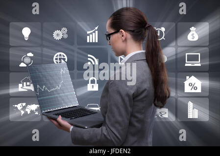 Geschäftsfrau mit Laptop in Business-Konzept Stockfoto