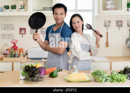 Young Asian paar Vorbereitung Essen gemeinsam am Schalter in der Küche. Glückliche Liebe paar Konzept. Stockfoto