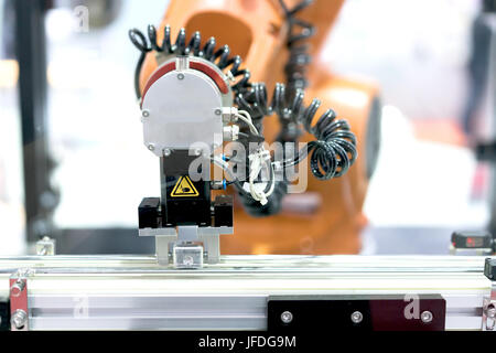 Automatische Roboter-Arm mit imaging-Sensor im Fließband in der Fabrik arbeiten. Intelligente Fabrik Industrie 4.0 Konzept. Stockfoto