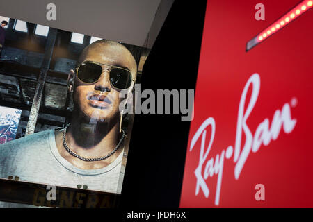 Das Fenster Darstellungsmodell Sonnenbrille Marke Ray Ban in Long Acre, Covent Garden, am 28. Juni 2017, in London, England. Stockfoto