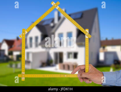 Pocket Lineal in der Hand der Immobilienmakler vor neues Haus Stockfoto