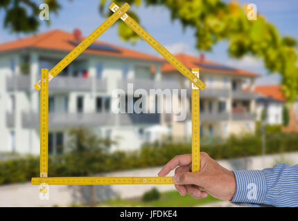 Pocket Lineal in der Hand der Immobilienmakler vor neues Haus Stockfoto