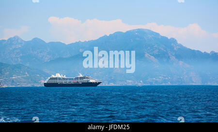 Kreuzfahrtschiff kam nach Amalfi in Süditalien. Luftbild Stockfoto