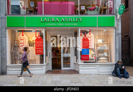 Passanten Laura Ashley, Ladenfront, Ropugh Sleeper und Summer Sales Poster, in Fishergate, Preston, UK Stockfoto