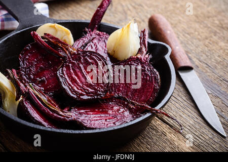 Geröstete rote Beete in einer gusseisernen Pfanne bei rustikalen Holztisch Stockfoto