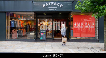 Fatface Ladenfront mit Sommer Sales Plakate in Fishergate, Preston, UK Stockfoto