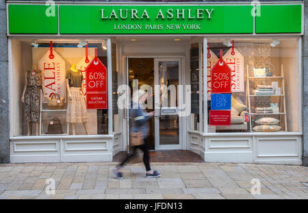 Laura Ashley Shop vorne Sommer Sales Plakate in Fishergate, Preston, UK Stockfoto