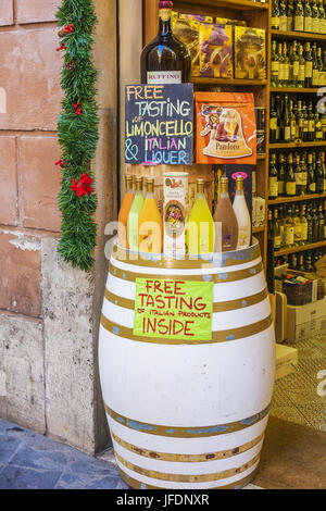 Weiß barrel außerhalb ein Restaurant in Italien Stockfoto