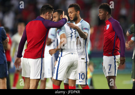 Englands Jack Grealish (links) und Lewis Baker (zweiter von rechts) Konsole Nathan Redmond (Mitte) nach seinem Elfmeter Stockfoto