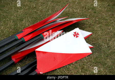 Rudern klingen von Radley College auf dem Rasen vor dem Bootclub tagsüber drei der 2017 Henley Royal Regatta entlang des Flusses Themse. Stockfoto