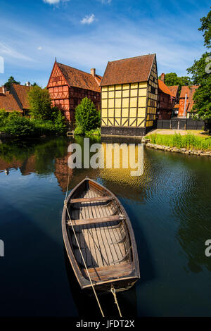 Kleines Boot in einem Teich in der Altstadt Den Gamle By, Freilichtmuseum in Aarhus, Dänemark Stockfoto