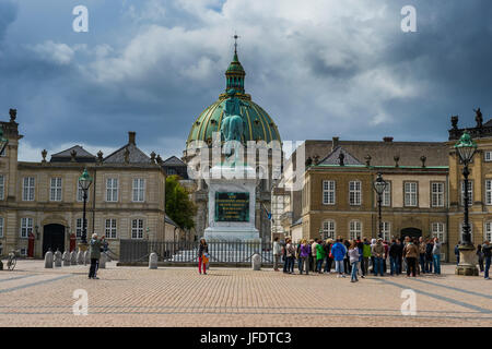 Statue von Friedrich v. von Jacques-François-Joseph Saly. Amalienborg, Winter zu Hause des dänischen Königshauses, Kopenhagen, Dänemark Stockfoto