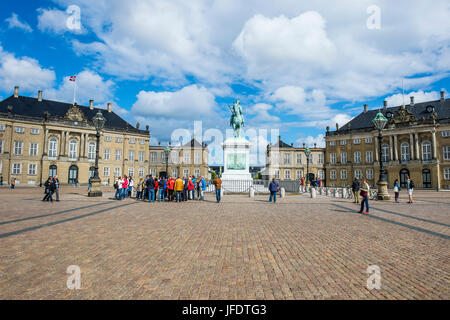 Statue von Friedrich v. von Jacques-François-Joseph Saly. Amalienborg, Winter zu Hause des dänischen Königshauses, Kopenhagen, Dänemark Stockfoto