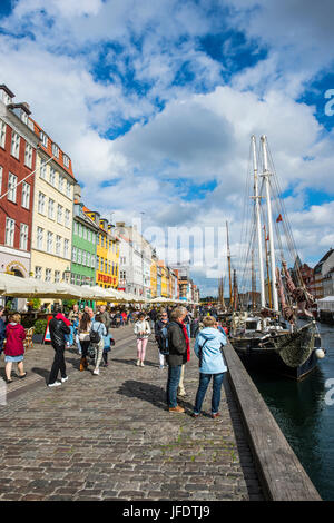 Touristen in Nyhaven, 17. Jahrhundert Waterfront, Kopenhagen, Dänemark Stockfoto